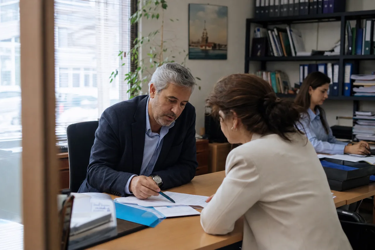Sigorta danışmanı müşterisinin ihtiyaçlarını gerçek bir ofis ortamında değerlendiriyor